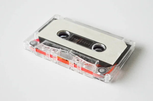 Casete Audio Retro Blanco Con Cinta Roja Sobre Fondo Blanco —  Fotos de Stock