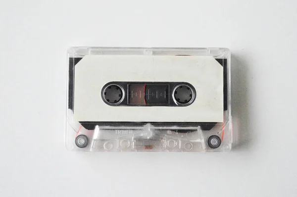 Casete Audio Retro Blanco Con Cinta Roja Sobre Fondo Blanco — Foto de Stock