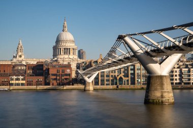 St. Paul Katedrali ve Milenyum Köprüsü Thames nehri üzerinde.