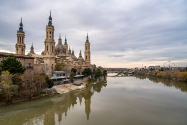 zaragoza, İspanya pilar bazilikanın görünümü.