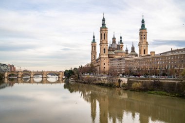 zaragoza, İspanya pilar bazilikanın görünümü.