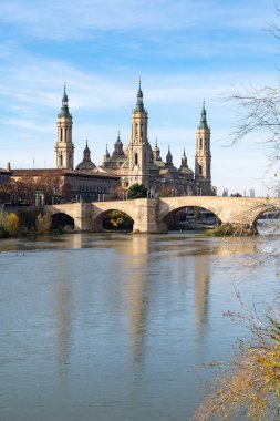 zaragoza, İspanya pilar bazilikanın görünümü.