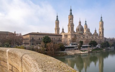 zaragoza, İspanya pilar bazilikanın görünümü.