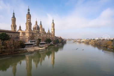 zaragoza, İspanya pilar bazilikanın görünümü.