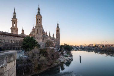 zaragoza, İspanya pilar bazilikanın görünümü.