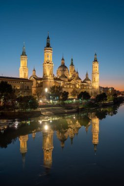 zaragoza, İspanya pilar bazilikanın görünümü.