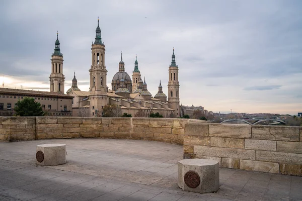 Utsikt över basilikan pilar i zaragoza, Spanien. — Stockfoto