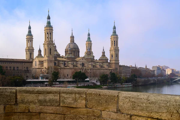 Utsikt över basilikan pilar i zaragoza, Spanien. — Stockfoto