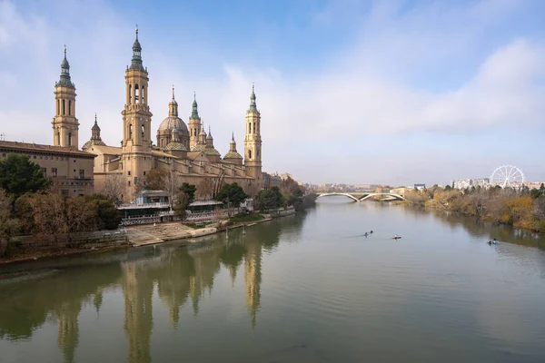 Blick auf die Pilar-Basilika in Zaragoza, Spanien. — Stockfoto