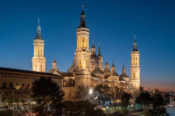 Blick auf die Pilar-Basilika in Zaragoza, Spanien. — Stockfoto