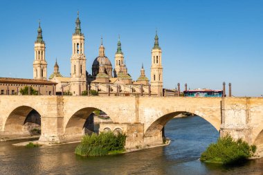 Görünüm bazilika sütun: Zaragoza, İspanya.