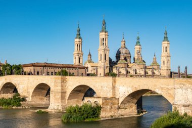 Görünüm bazilika sütun: Zaragoza, İspanya.