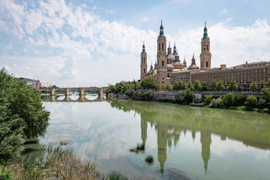 Görünüm bazilika sütun: Zaragoza, İspanya.