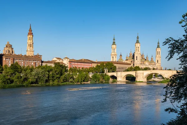 Pohled na baziliku pilíře v zaragoza, Španělsko. — Stock fotografie