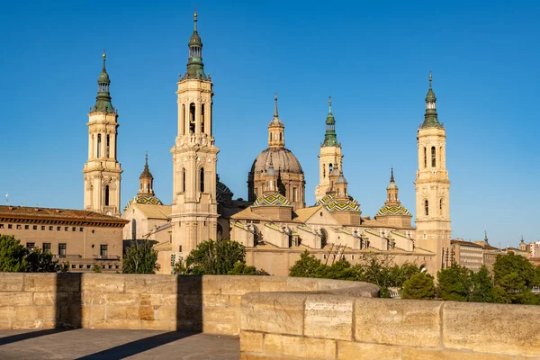 Blick auf die Säule der Basilika in Zaragoza, Spanien. — Stockfoto