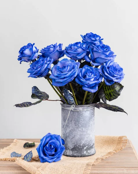 Rosas azules en un jarrón sobre la mesa —  Fotos de Stock