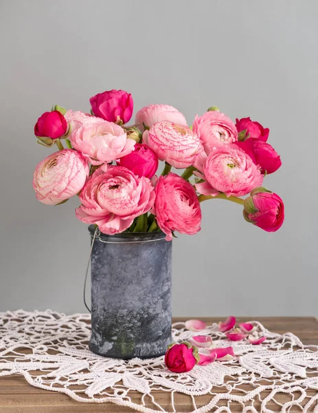 ラナンキュラスの花の花瓶 ストック写真