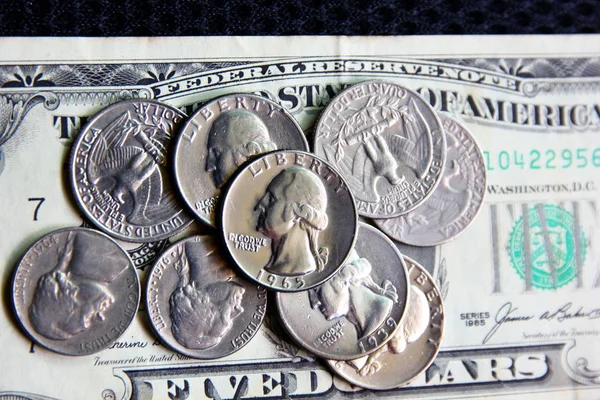 Dolar banknotunda Amerikan sikkeleri, seçici odak .para biriktirmek için