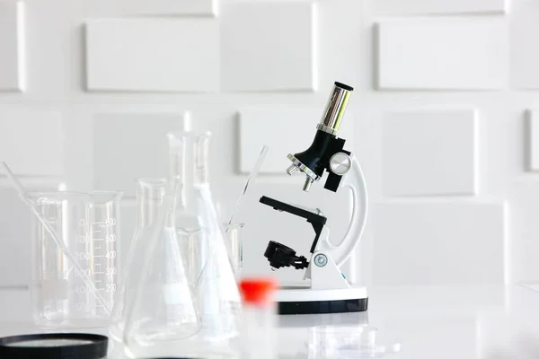 beyaz sekmede araştırmacı veya bilim adamı veya teknisyen ekipmanı