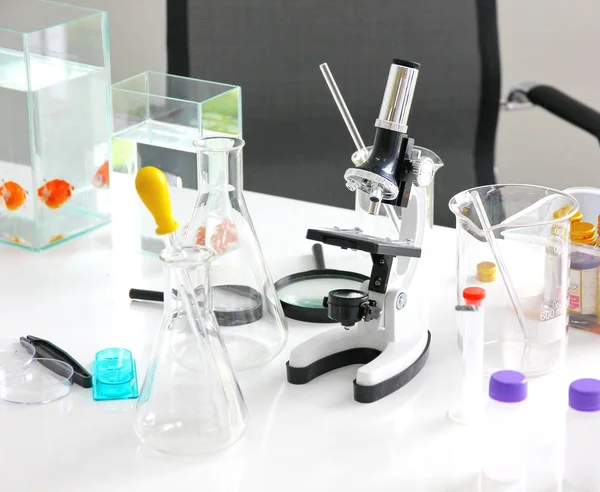 beyaz sekmede araştırmacı veya bilim adamı veya teknisyen ekipmanı