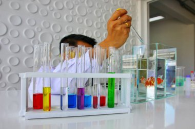 beyaz takım elbise yakışıklı araştırmacı ca almak için yeni ilaç karıştırma olduğunu