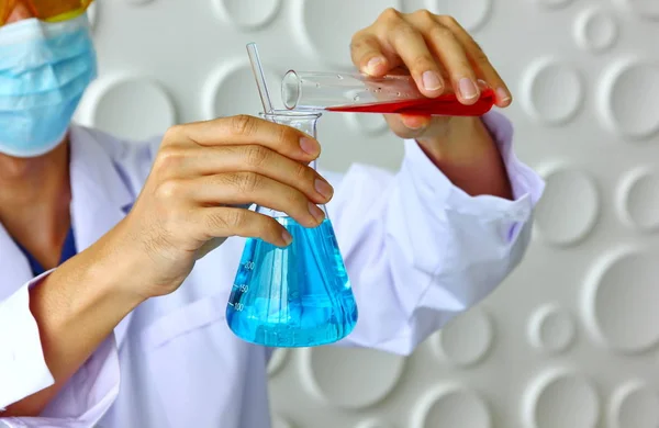 Handsome researcher in white suit is mixing new drug for take ca — Stock Photo, Image