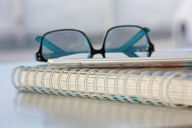 süt akıllı telefon ile gözlük, işçi dinlenme zamanı