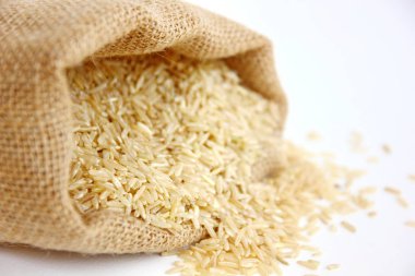 beyaz arka planda çuval organik pirinç