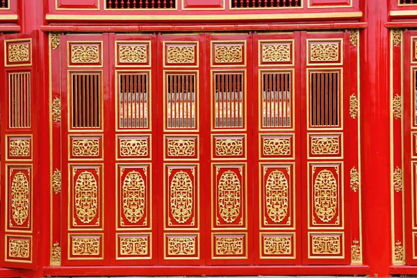 Hue Sarayı'nda büyük kırmızı oyma ahşap kapılar