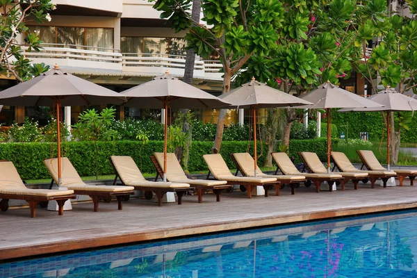 Pool säng bredvid pool i Resort, pool säng för servicen Cust — Stockfoto