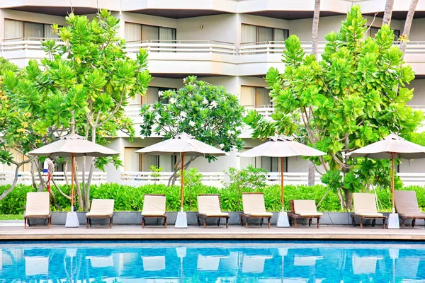 Zwembad bed naast zwembad in Resort, poolbed voor sevice cust — Stockfoto