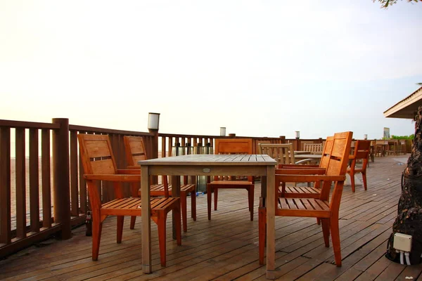 Fa terasszal, fa asztal és íróasztal a strandon tengerre néző Poi — Stock Fotó