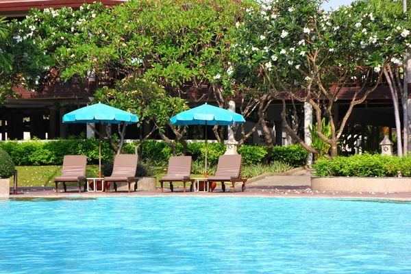 Pool säng bredvid pool i Resort, pool säng för servicen Cust — Stockfoto