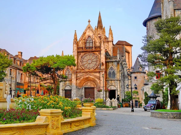 vintage veya retro tarzı Fransa kilise güzel ve tutku mimarisi.