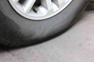 araba tekerleği düşük hava basıncı