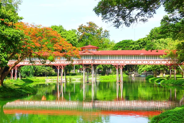 Bois Rouge Promenade Chemin Dessus Piscine Sanam Chan Palace Nakorn — Photo