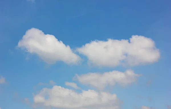 Piękne Błękitne Niebo Abstrakcyjnym Białym Kształcie Chmura — Zdjęcie stockowe