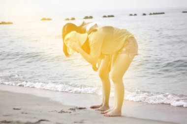 kız kardeşler yaz tatilinde plajda keyfini çıkarın. genç turist sabah plajda dinlenmek.