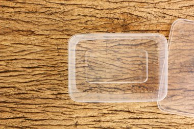 tepe, retro ahşap zemin üzerinde flatlay boş plastik gıda kutusu. kullanılan plastik kutu çevre ve güç tasarrufu için geri dönüşüm olabilir.
