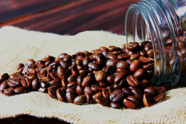 yüksek arazide organik çiftlikten aroma kahve cam şişe kahve çekirdekleri ile kavrulmuş kahve çekirdekleri yakın.