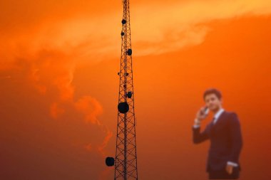 güneş ten sonra güzel gökyüzü telekomünikasyon direği ile battı