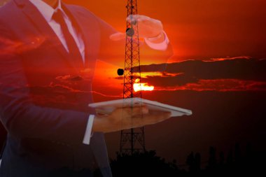 telacommunication kutup veya mobil kutup güneş ayarlı gökyüzü backg ile