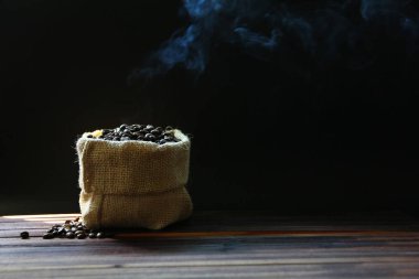 Sıcak kavrulmuş kahve çekirdekleri siyah arka planda izole edilir.