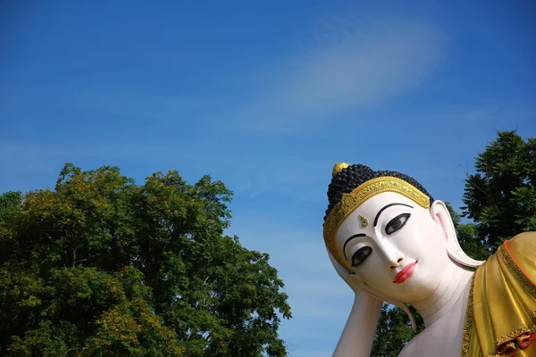 Close Sovende Buddha Med Blå Himmel Baggrund - Stock-foto