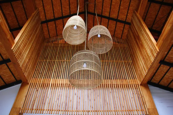 Tahta tavanda el feneri var.