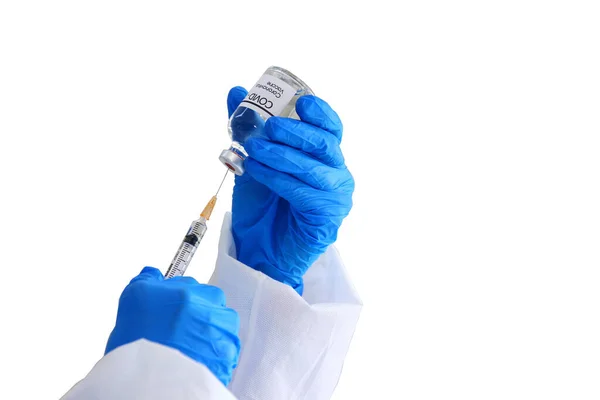 Virüse karşı koruyucu giysi giyen araştırmacı, bilimadamı, doktor veya kimyager, beyaz arka planda bulunan virüs sivid izolasyonunu test etmek için aşı vakumlayan şırıngalar kullanır..