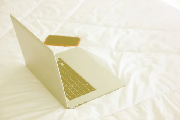 Laptop Smartfon Łóżku — Zdjęcie stockowe