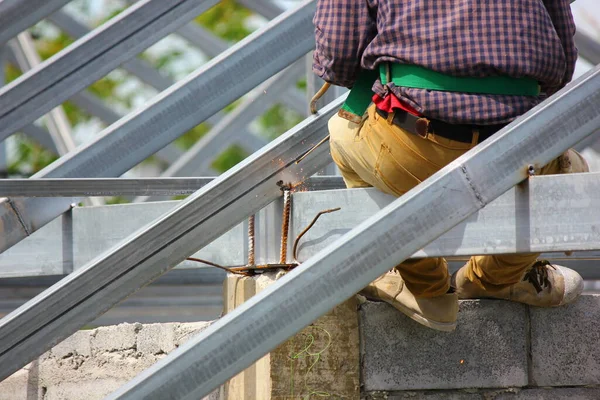 Metal Soldadura Del Trabajador Estructura Del Techo —  Fotos de Stock