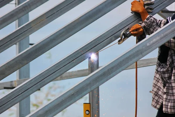 Metal Soldadura Del Trabajador Estructura Del Techo —  Fotos de Stock