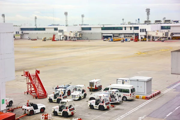 BANGKOK, THAILAND-5 Eylül; 2019: Hava Asya düşük maliyetli havayolu kalkıştan önce kargo ve bagajları yüklüyor. Bulutlu bir günde DON MUANG ULUSLARARASI HAVAALARI 'nda çalışan hava personeli.